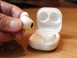 Samsung Galaxy Buds 2 Pro with one in and one out of case